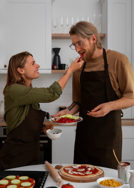 Photo couple coup moyen cuisiner ensemble