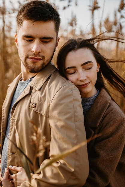 Couple coup moyen avec les yeux fermés