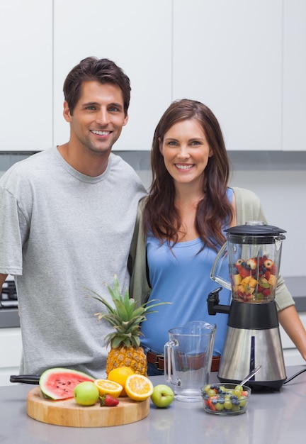 Couple coupant des fruits dans la cuisine