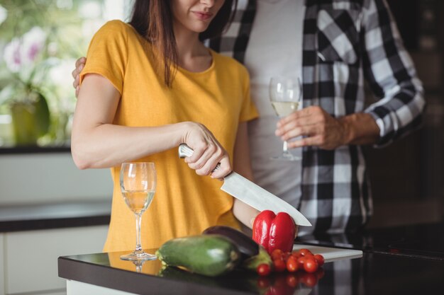 Couple, couper légumes, dans, cuisine