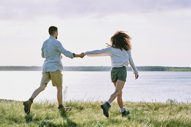 Couple courant au lac