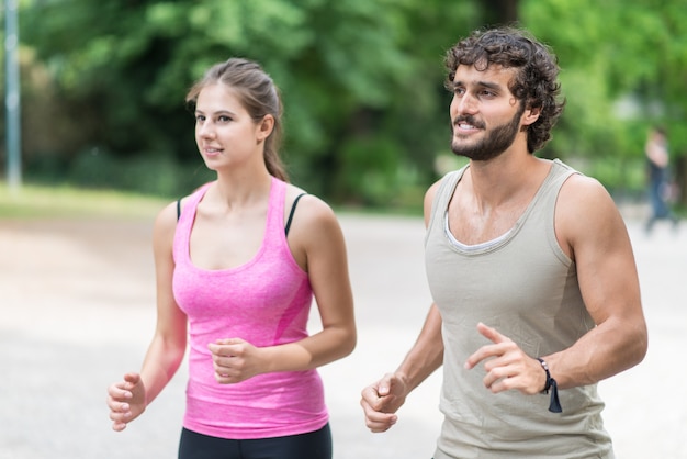 Couple courant dans un parc.