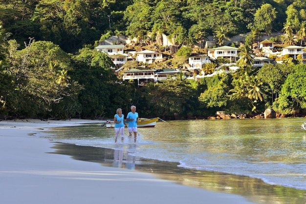 couple, courant, sur, plage tropicale