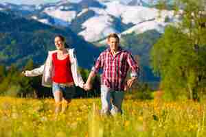 Photo couple, courant, pré, montagne