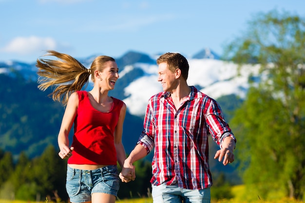 Couple, courant, pré, montagne