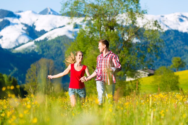 Photo couple, courant, pré, montagne