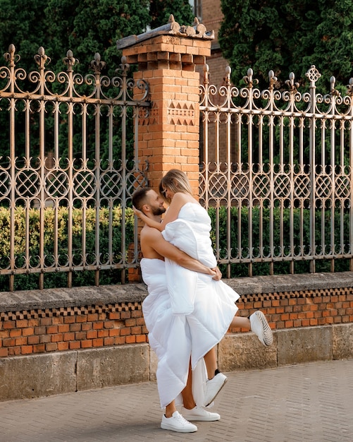 Photo un couple en couvertures se promenant dans la ville