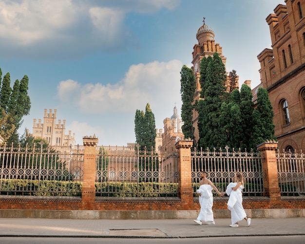 Un couple en couvertures se promenant dans la ville