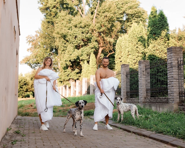 Photo un couple en couvertures se promenant dans la ville