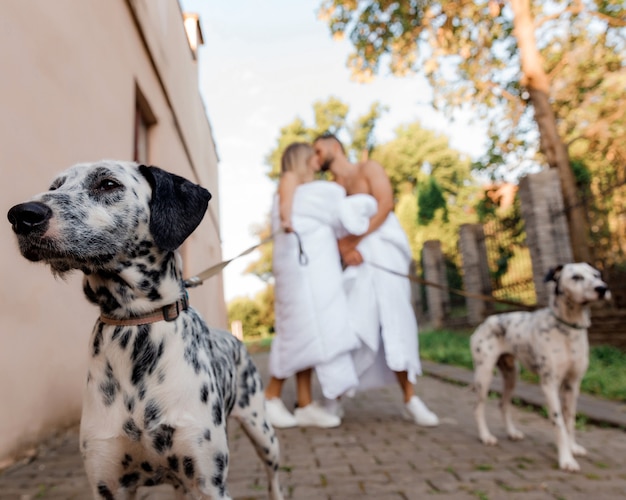 Photo un couple en couvertures se promenant dans la ville