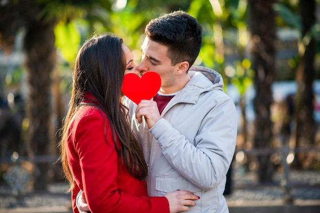 Couple couvrant leur baiser avec un coeur