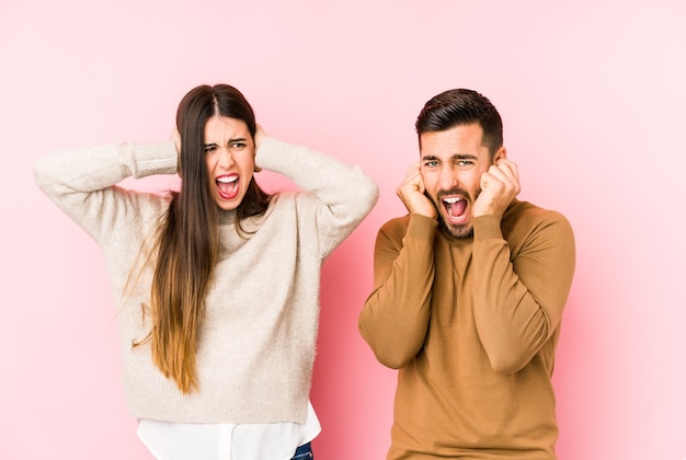 Couple couvrant les oreilles avec les mains