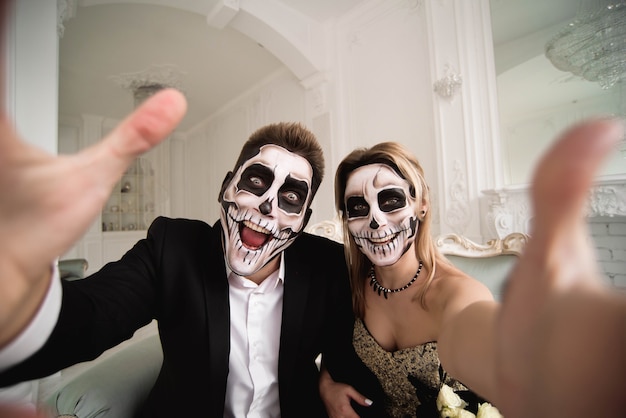 couple avec crâne pour Halloween