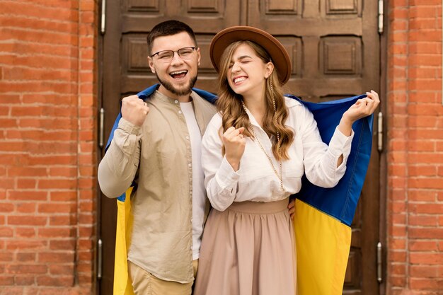 Couple de cris émotionnels étreignant avec le drapeau de l'Ukraine Concept d'amour de l'Ukraine Liberté de l'Ukraine