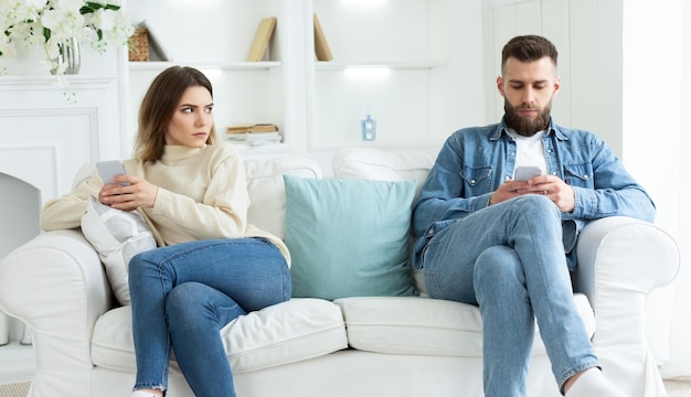 Couple crise homme utilisant le téléphone ne faisant pas attention à sa femme