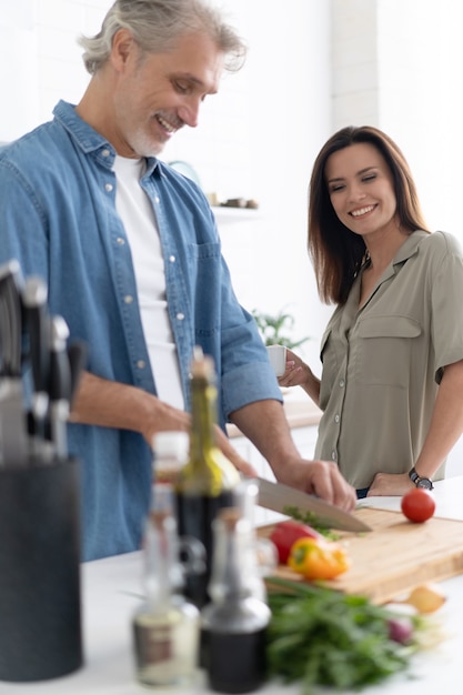 Couple cuisinant ensemble dans leur cuisine à la maison.