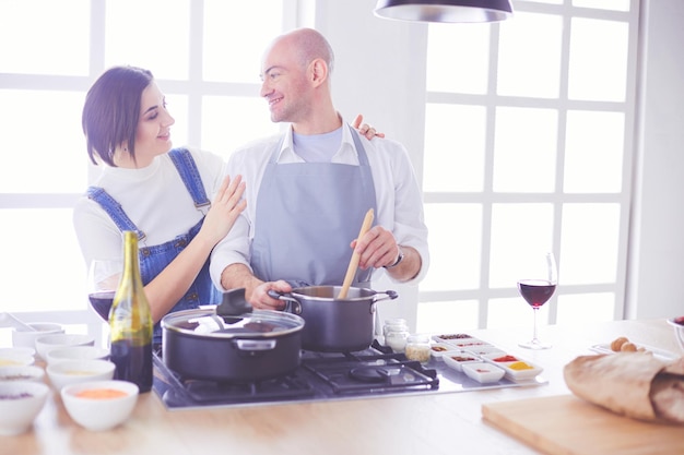 Couple cuisine ensemble dans la cuisine à la maison