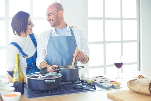 Couple cuisine ensemble dans la cuisine à la maison