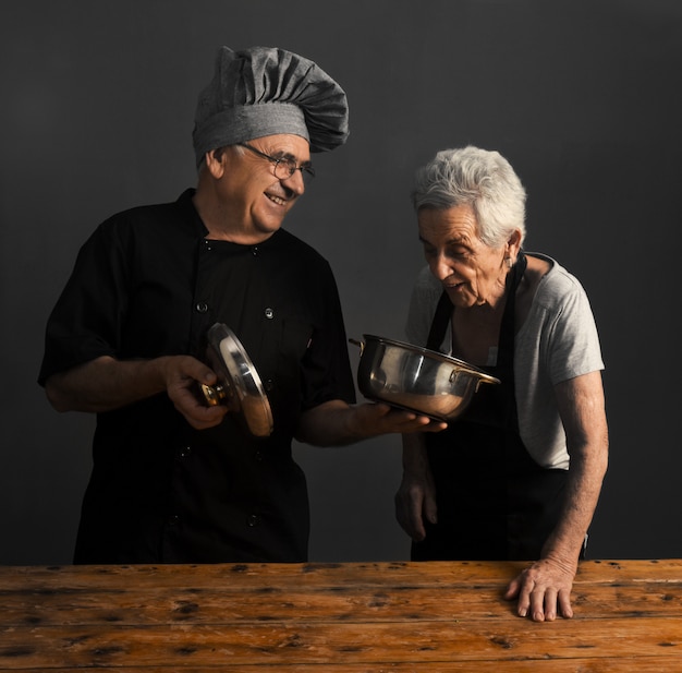 couple de cuisiniers âgés