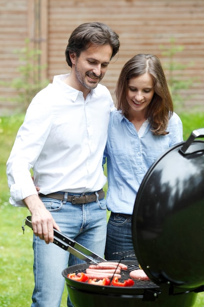 Couple de cuisson sur le gril à l'extérieur