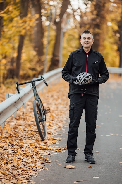 Un couple de cyclistes de montagne sur un sentier cyclable dans la forêt d'automne