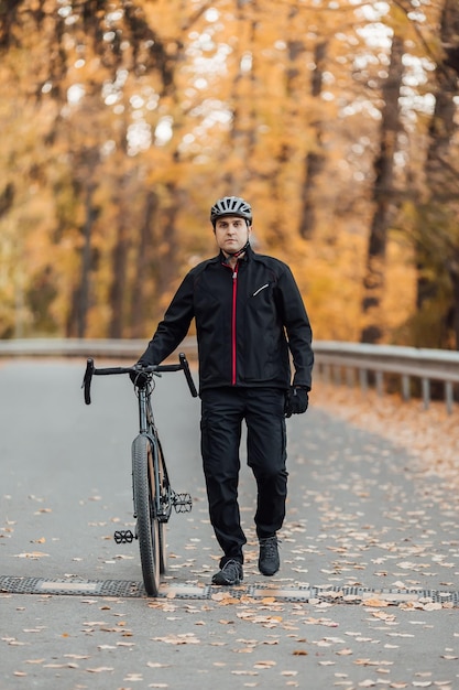 Un couple de cyclistes de montagne sur un sentier cyclable dans la forêt d'automne