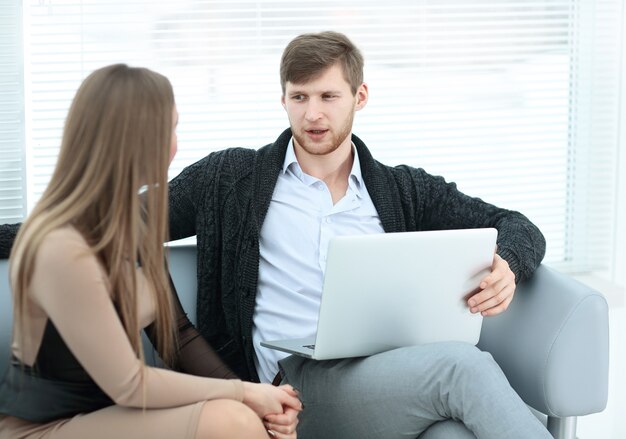 couple daffaires assis au bureau