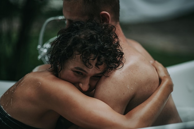 Couple dans la baignoire à l'extérieur