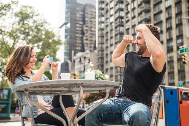 Couple dans un bar en plein air