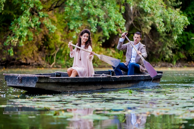 Couple dans le bateau