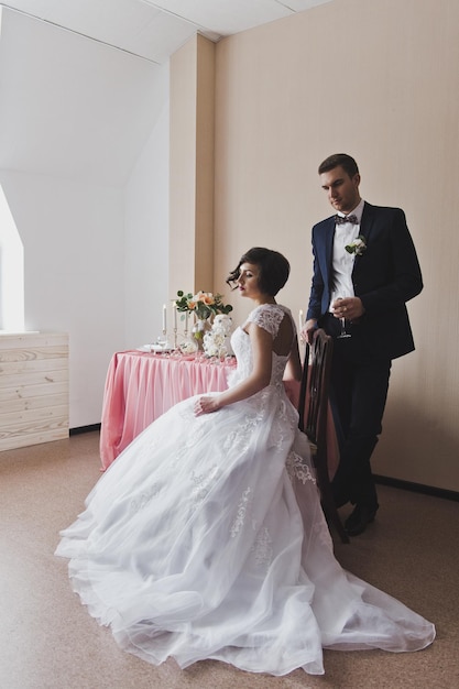 Le couple dans de belles tenues assis à une belle table 6455