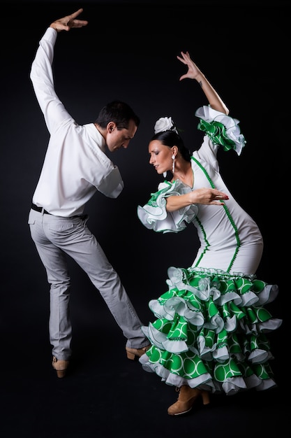 Couple dans la danse flamenco traditionnelle tenue vestimentaire