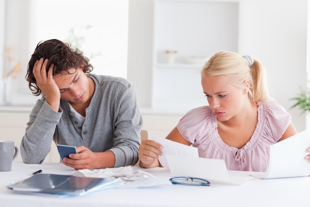 Couple dans le désespoir tout en faisant des comptes