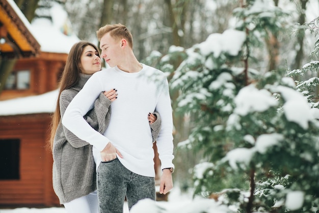 Couple dans la forêt d'hiver