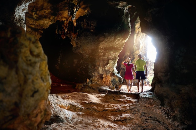 Couple dans la grotte tropicale