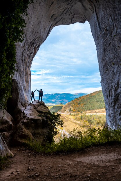 Un couple dans les grottes d'Ojo de Aitzulo à Oñati se cogner les mains