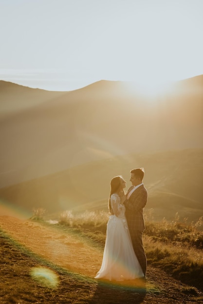 Couple dans les montagnes