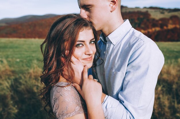 Couple dans les montagnes