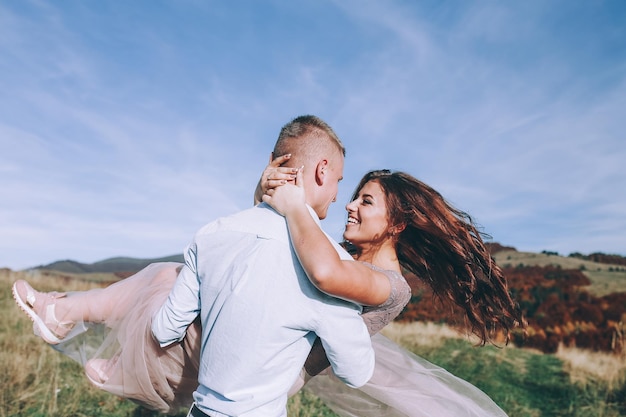 Couple dans les montagnes