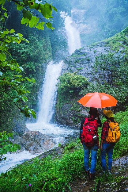 Couple dans la nature en voyage