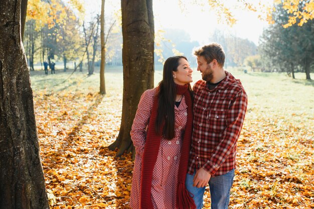 Couple dans le parc en automne