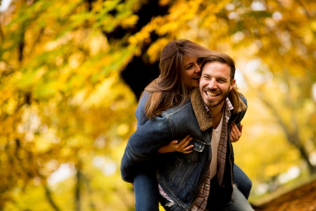 Couple dans le parc en automne