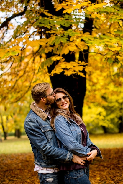 Couple dans le parc en automne