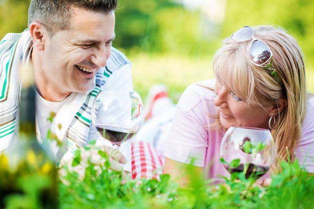 Couple dans le parc en pique-nique