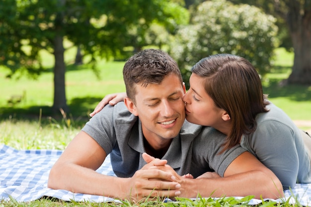 Couple dans le parc