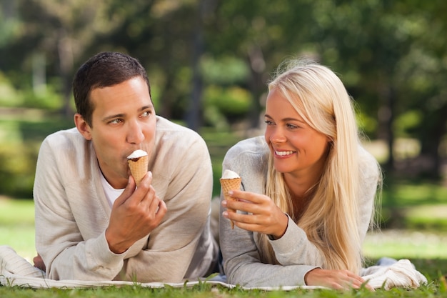 Couple dans le parc