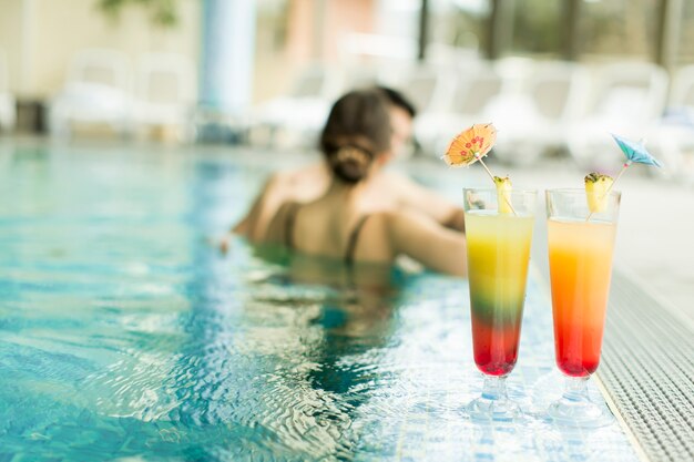 Couple dans la piscine