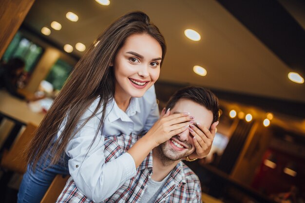 Couple dans un restaurant fast food