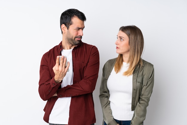 Couple dans la Saint-Valentin sur un mur isolé en lisant un message avec le mobile