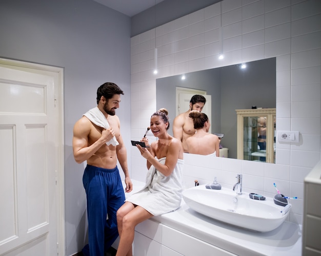 Couple dans la salle de bain le matin.